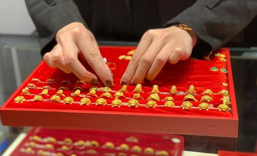Giá vàng SJC đi xuống khi vàng thế giới mất mốc 1.750 USD/ounce