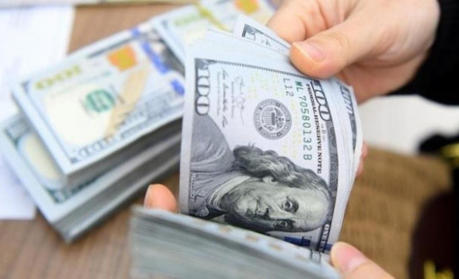 Tỷ giá trung tâm tiếp tục đi xuống, giá bán USD tại ngân hàng duy trì ở mức cao