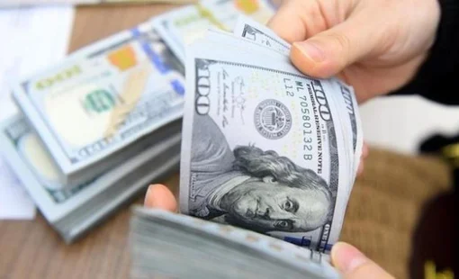 Tỷ giá trung tâm tiếp tục đi xuống, giá bán USD tại ngân hàng duy trì ở mức cao