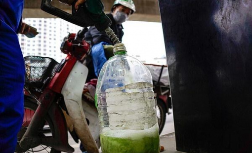 Bộ Công Thương lên tiếng về việc cấm người tiêu dùng mua xăng bằng can, chai nhựa