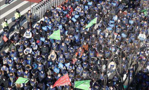 Hàn Quốc càng thêm khủng hoảng khi nhiều nhóm lao động tham gia đình công