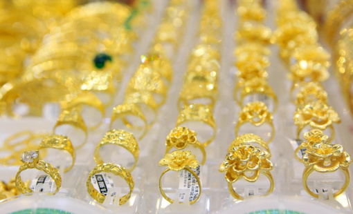 Giá vàng giảm mạnh khi Fed phát thông điệp tiếp tục duy trì lãi suất ở mức cao