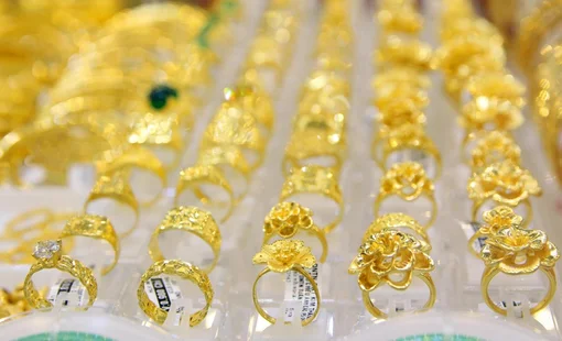 Giá vàng giảm mạnh khi Fed phát thông điệp tiếp tục duy trì lãi suất ở mức cao