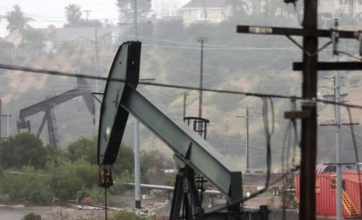 Giá dầu tăng mạnh bởi dự trữ Mỹ giảm vượt kỳ vọng