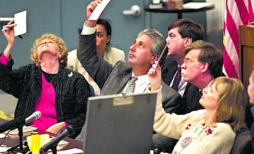 Chứng khoán Mỹ tăng vọt nhờ niềm tin người tiêu dùng