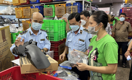 Phát hiện hàng chục nghìn sản phẩm giả mạo tại chợ phụ tùng xe máy lớn nhất phía Nam