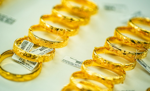 Giá vàng tiếp tục đi xuống khi dữ liệu kinh tế Mỹ tốt hơn dự tính