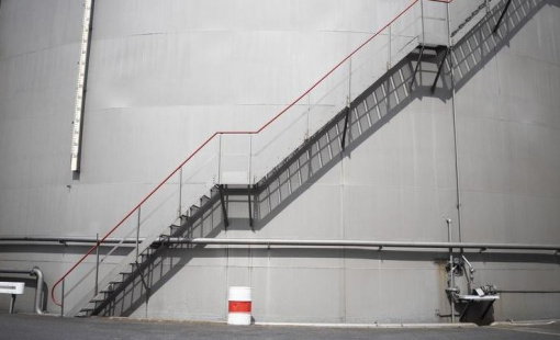 Hàng chục tàu chở dầu lớn mắc kẹt sau khi quy định mới của phương Tây có hiệu lực