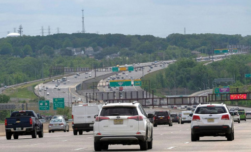 Giá xăng trung bình ở Mỹ cao kỷ lục, lần đầu vượt 5 USD/gallon