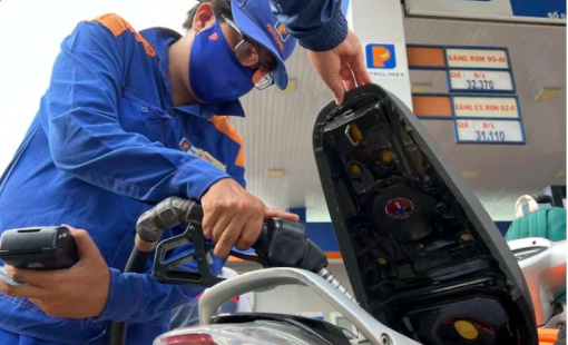 Người dân khắp thế giới "buốt ruột" khi đổ xăng