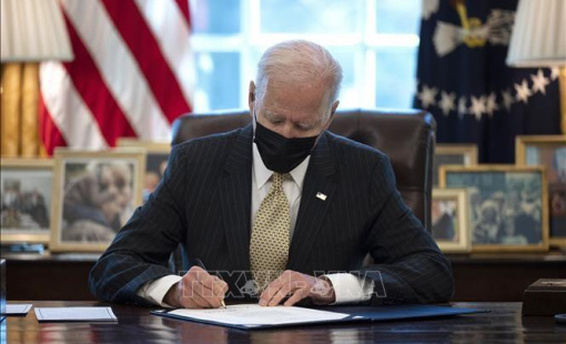 Tổng thống Mỹ ký ban hành Đạo luật giảm lạm phát
