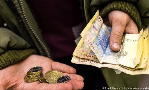 Ukraine vật lộn để tránh vòng xoáy siêu lạm phát khi chi phí quân sự tăng cao