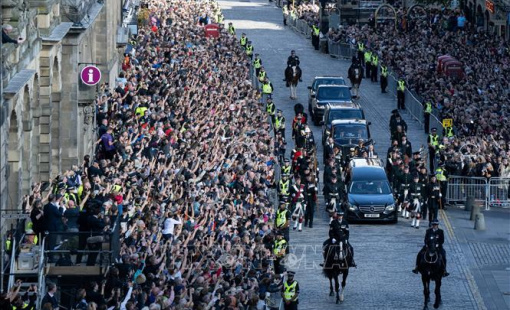 Kinh tế Anh đón nhận "cú hích" bất ngờ từ những người hâm hộ Hoàng gia