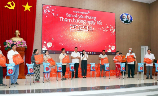 KienlongBank tiếp tục hành trình “San sẻ yêu thương – Thêm hương ngày Tết” năm thứ 10
