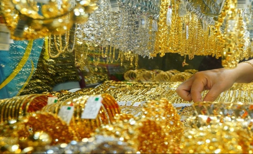 Giá vàng rời đỉnh hơn 8 tháng, neo ngưỡng quan trọng