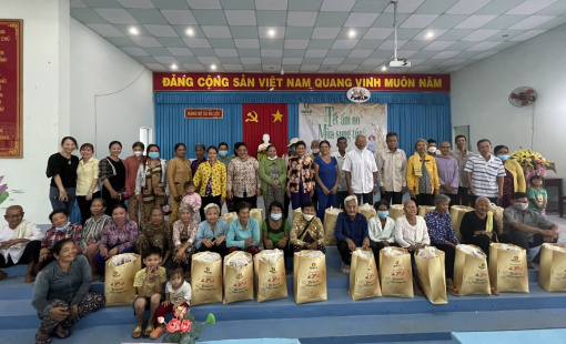 Mang Tết ấm no đến bà con nghèo 2 tỉnh Cà Mau và Trà Vinh