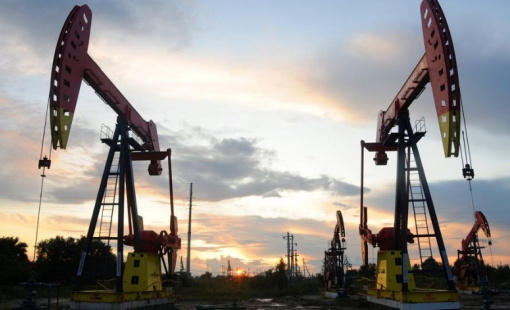 Giá dầu sụt mạnh khi tâm lý u ám về tăng trưởng kinh tế toàn cầu dâng cao