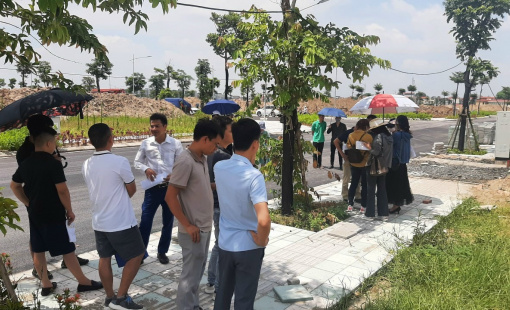 Văn phòng môi giới bất động sản đìu hiu ngày khai xuân