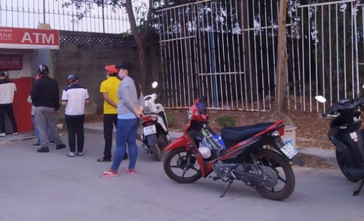 Ngày càng ít người dân rút tiền từ máy ATM