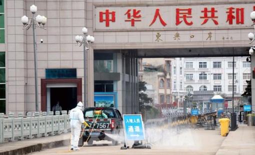 Hàng trăm người dân Trung Quốc xếp hàng chờ xuất cảnh ở cửa khẩu Móng Cái