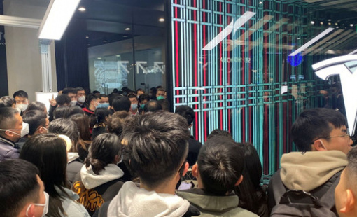 Giảm giá 2 lần trong 3 tháng, đám đông bất bình tụ tập tại nhiều cửa hàng xe Tesla tại Trung Quốc