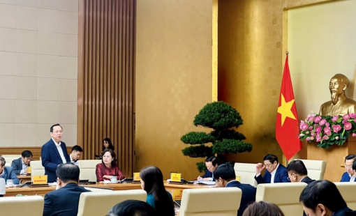 Phó Thống đốc Đào Minh Tú: Sẽ tiếp tục giảm lãi suất cho vay và không có chuyện phải xin room tín dụng