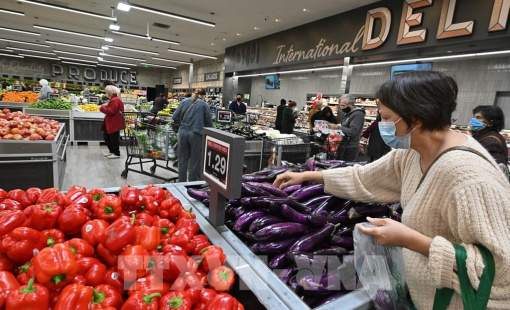 Niềm tin của người tiêu dùng Mỹ giảm do lo ngại triển vọng kinh tế