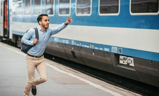 Cổ phiếu bất động sản đồng loạt tăng mạnh, nhà đầu tư có nên "mua đuổi"?