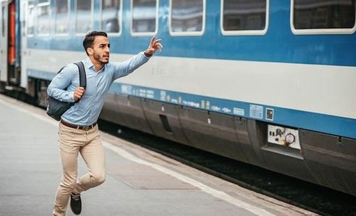 Cổ phiếu bất động sản đồng loạt tăng mạnh, nhà đầu tư có nên "mua đuổi"?