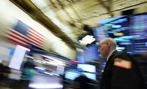 Cổ phiếu đồng loạt bị bán mạnh, Dow Jones sụt gần 700 điểm