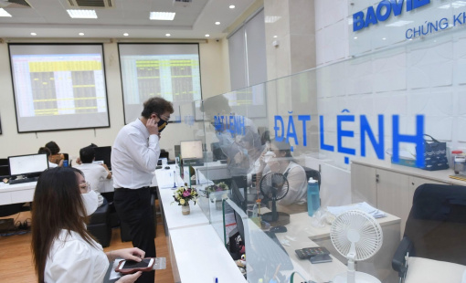 Sắc đỏ lấn lướt, nhà đầu tư chuẩn bị tâm lý trước cuộc họp của FED