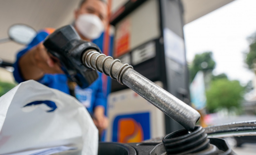 Giá xăng giảm gần 800 đồng/lít