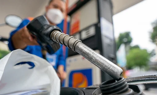 Giá xăng giảm gần 800 đồng/lít