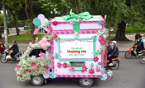 Roadshow siêu ấn tượng: Chở cả tuổi thơ gây thương nhớ khắp phố phường