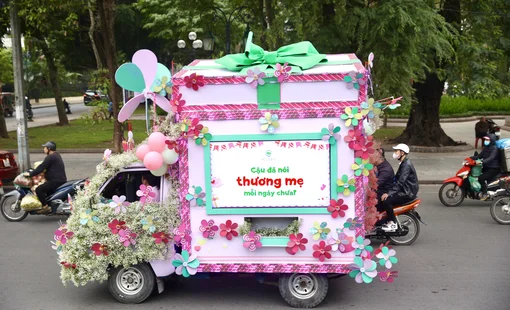 Roadshow siêu ấn tượng: Chở cả tuổi thơ gây thương nhớ khắp phố phường