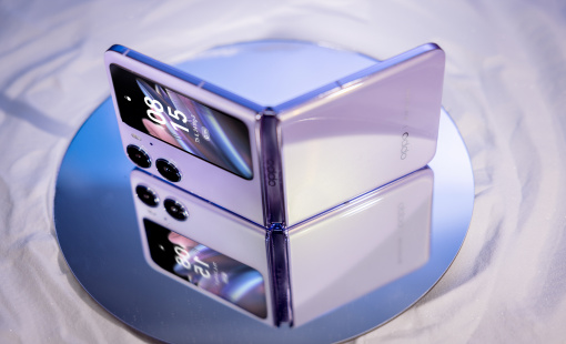 Các hãng công nghệ quay trở lại với cuộc đua giành "miếng bánh" smartphone nắp gập