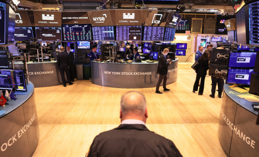 Dow Jones có 4 tuần tăng điểm bất chấp xáo trộn ngành ngân hàng Mỹ