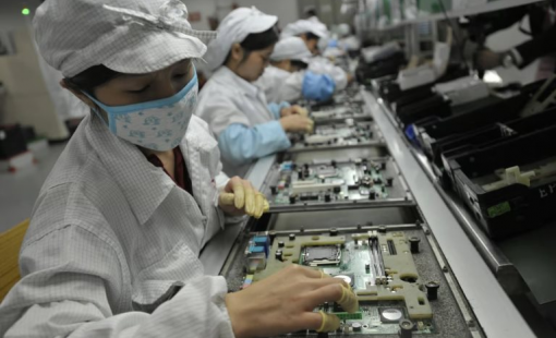 Apple nói lời "chia tay cay đắng" với Trung Quốc, "công xưởng iPhone" ngay lập tức cắt hơn 10% lương, mất 1 nửa nhân sự