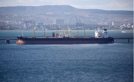 Nhà đầu tư đồng loạt bán ra, giá dầu sụt 4%