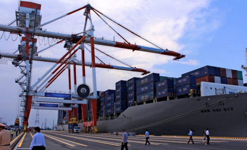 Xuất khẩu Trung Quốc tăng trưởng vượt mọi dự báo