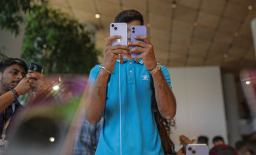 Sau cú "đánh úp" của Google, Apple bỗng trở thành ông lớn smartphone "chậm tiến" nhất thế giới