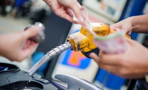 Giá xăng giảm 1.300 đồng/lít, về mức thấp nhất từ đầu năm