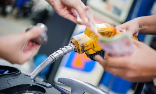 Giá xăng giảm 1.300 đồng/lít, về mức thấp nhất từ đầu năm