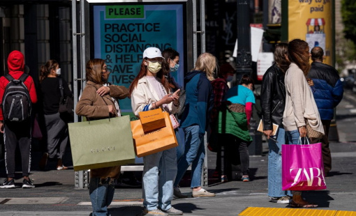 Doanh số bán lẻ Mỹ bất ngờ tăng gây khó cho cuộc chiến chống lạm phát