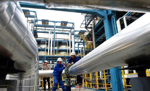Giá dầu tiếp tục tăng mạnh bởi kỳ vọng OPEC+ hạ sản lượng
