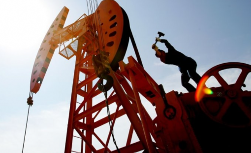 Nỗi lo trần nợ trở lại, nhà đầu tư ồ ạt bán dầu