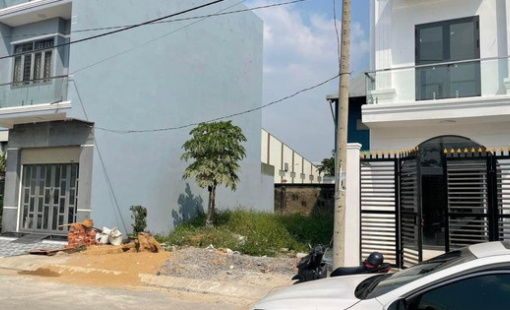 Nỗi khổ của chủ đất nền: "Tôi phải chờ cho người ta bán hết hàng rẻ đã, may ra mới bán được của mình"