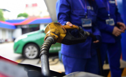 Giá xăng giữ nguyên, dầu tăng nhẹ