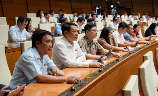 Quốc hội quyết định áp giá trần vé máy bay, sách giáo khoa