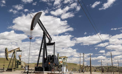 Nhà đầu tư bán mạnh, giá dầu hạ sâu trong tuần